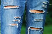 Как сделать дырки на джинсах?
