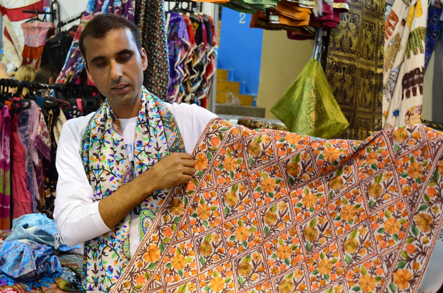 Индийский хлопок купить. Хлопчатые ткани в Индии. Индийские шелковые ткани. Индийские хлопковые ткани. Шелк в Индии.