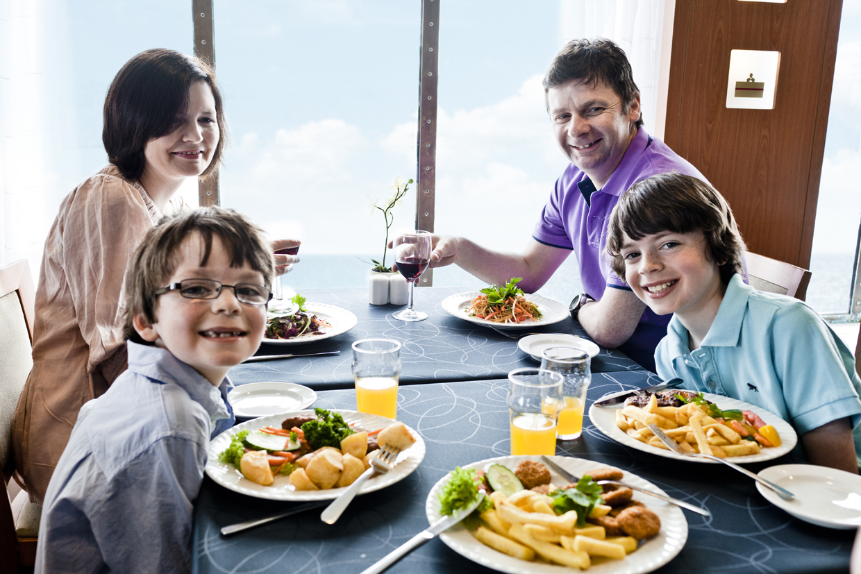 Фото семья за столом обедает
