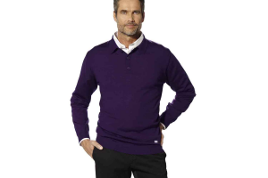 Футболки разных цветов, пуловеры и другие элементы модной мужской одежды