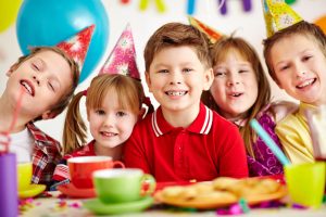 Самый простой и радостный день рождения для детей: гости, пицца и веселье