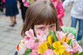 Цветы и небольшие подарки восьмого марта как способ рассказать педагогу о его значимости