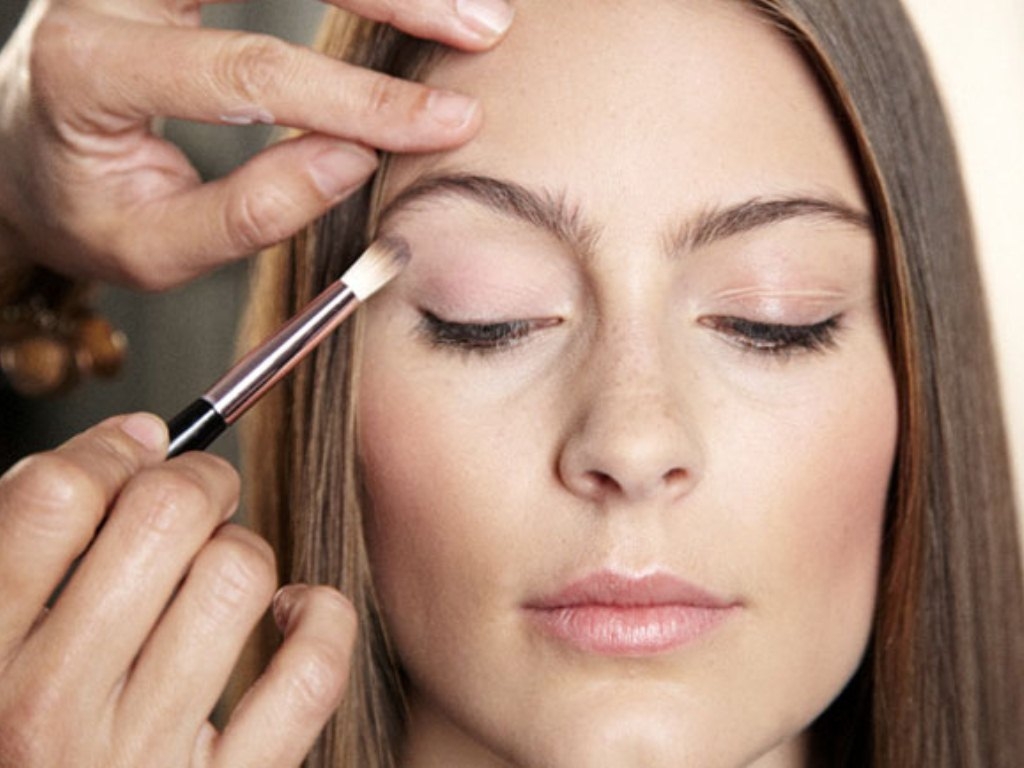 Как красить брови тенями?