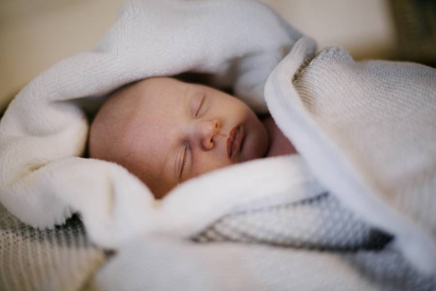 Ребенок закутан в хлопковое одеяло