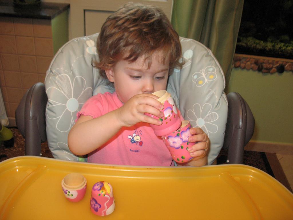 Ребенок играет с матрешкой