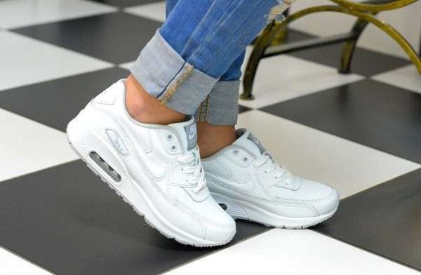 Женские кроссовки Nike белого цвета