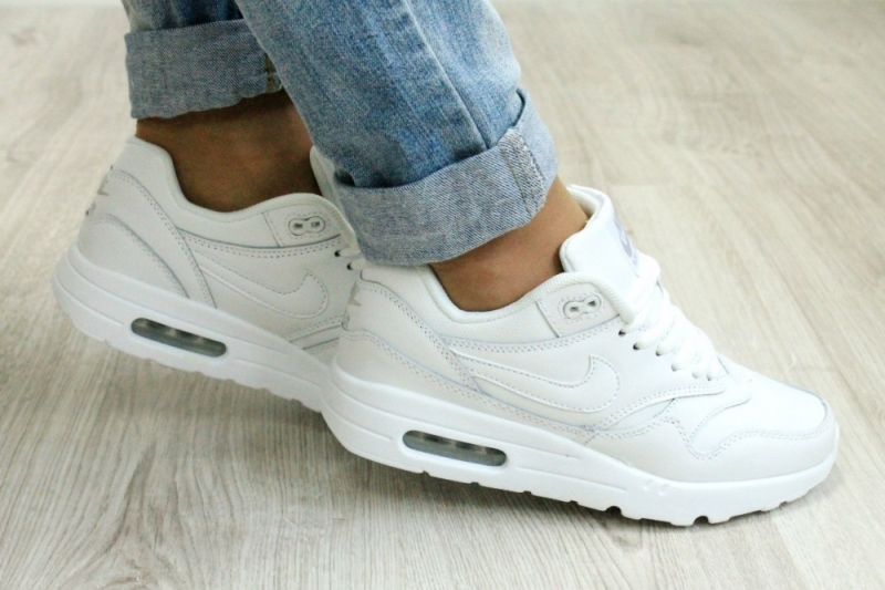 Женские кроссовки Nike белого цвета