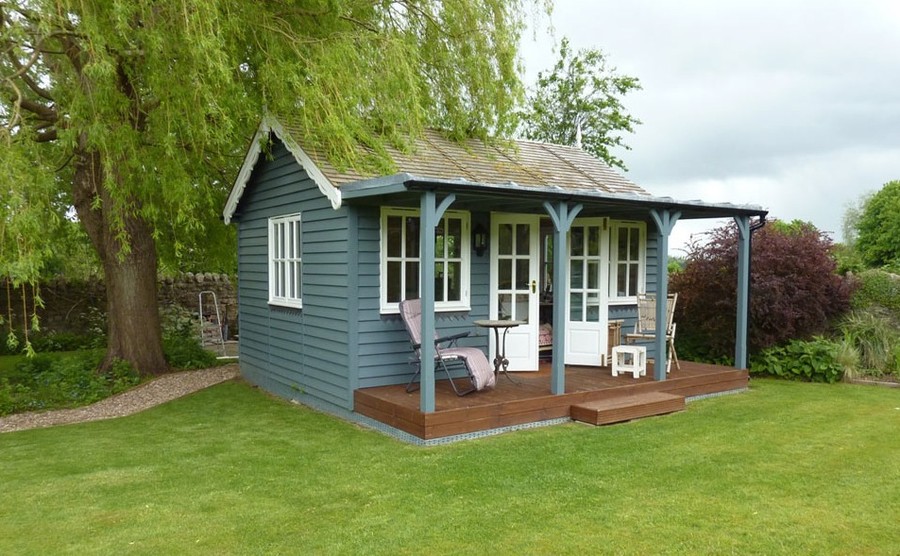 Небольшой садовый домик