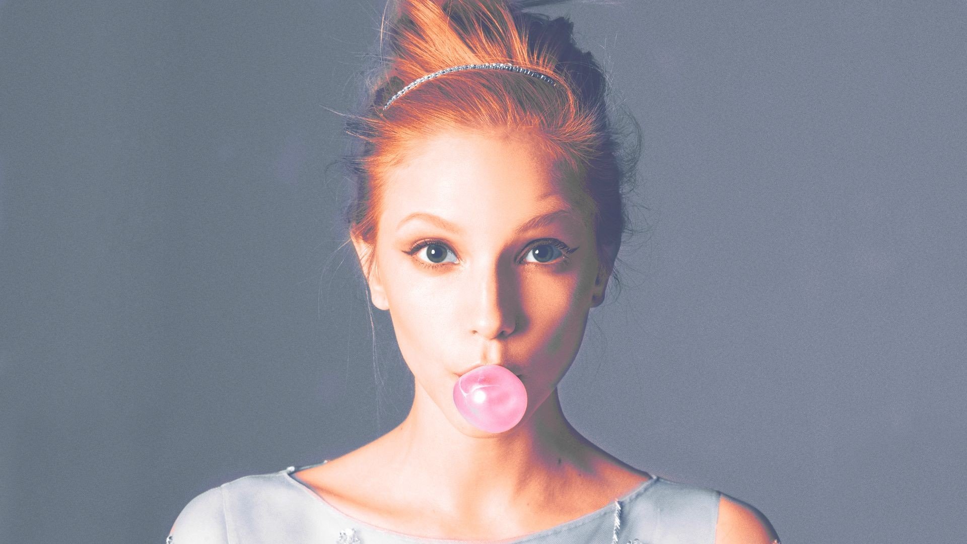 Девушка со жвачкой