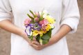 Цветы в подарок близким женщинам: что выбрать для мамы, сестры и других