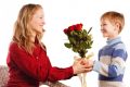 Празднование восьмого марта в разных семьях и подарки дочерям: что и как стоит дарить