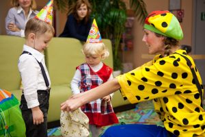 Варианты празднования детского дня рождения вне дома: плюсы и минусы трех категорий мероприятия
