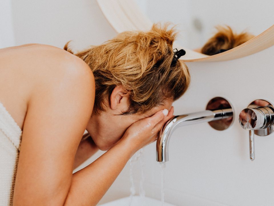 Как правильно умываться, чтобы сохранить молодость кожи: советы дерматолога