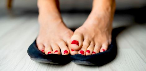 Как избавиться от потливости ног: народные средства и советы для женщин