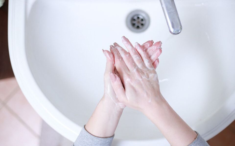 Сухая кожа на руках зимой: причины и эффективные способы ухода