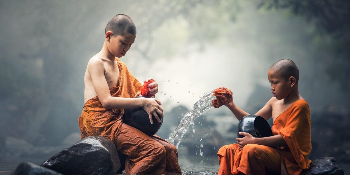 Image for: Экзорцизм: взгляд изнутри. Психология и реальность.. Tags: мальчики, монахи, река, ритуал, вода, буддист, буд...