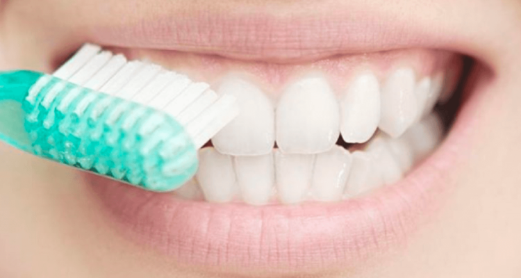 Почему одной чистки зубов в день недостаточно: мнение стоматологов для женского здоровья