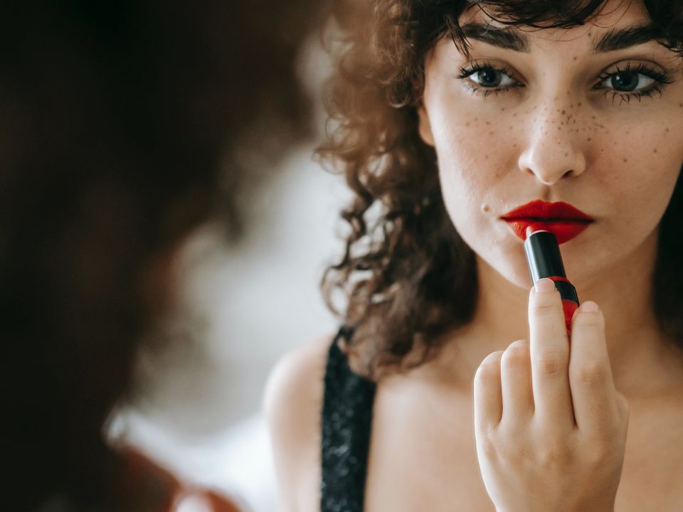 Как подобрать помаду под цвет зубов: полезные советы визажистов для идеальной улыбки