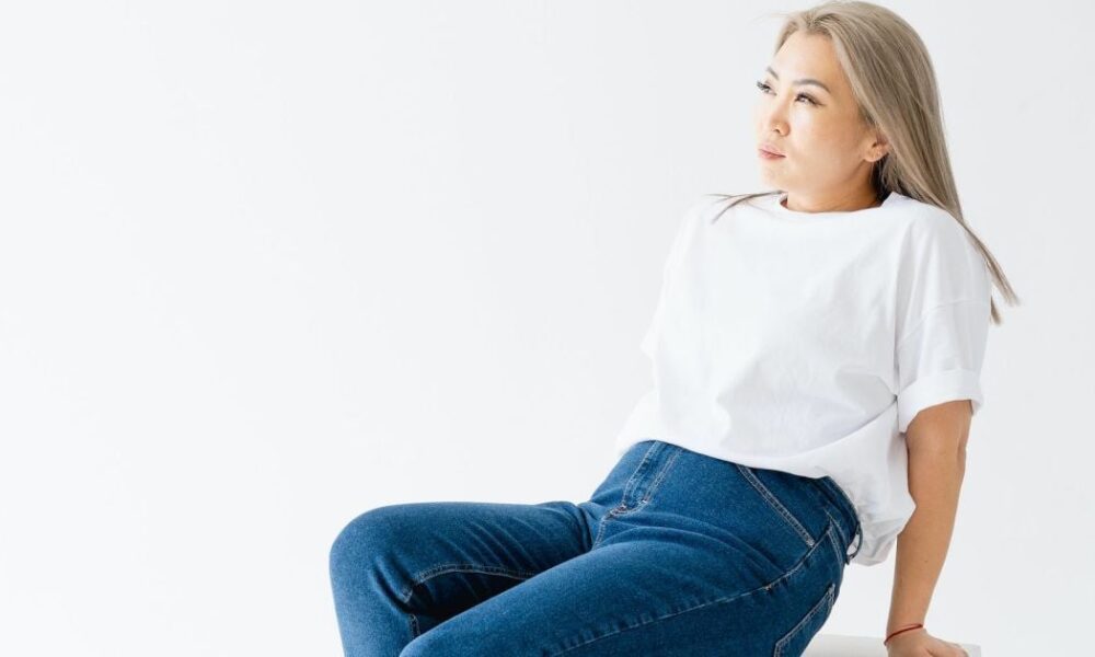 Джинсы после 60: секреты стильного и моложавого образа