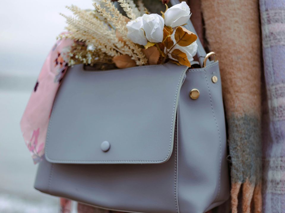 Как сохранить красоту любимой сумки: советы по уходу