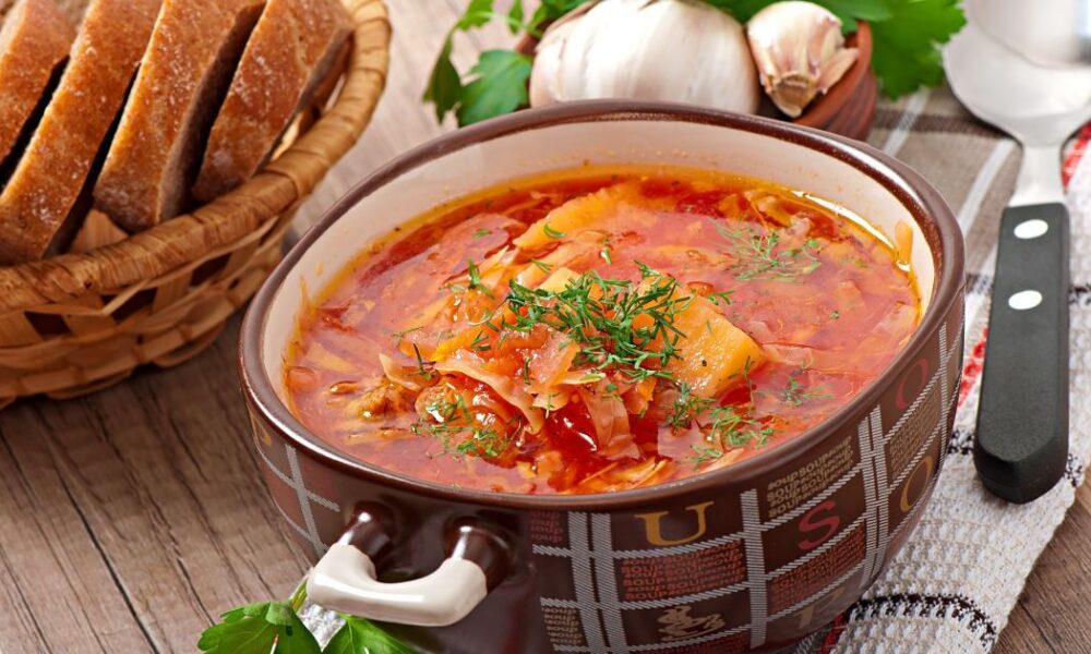 Секрет вкусного борща: чем заменить сметану для пользы и вкуса