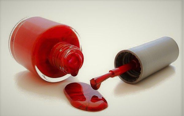 Как быстро удалить лак для ногтей с любой поверхности: советы для женщин