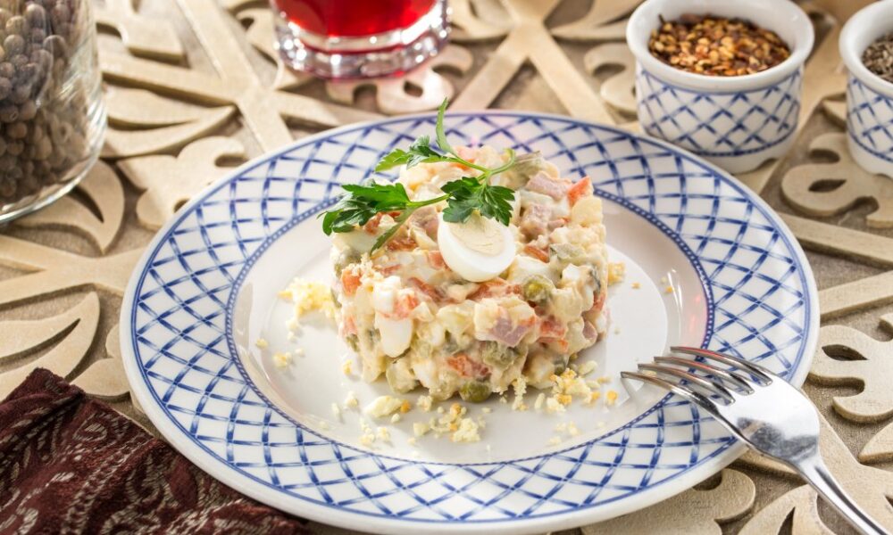 Вкусный Оливье: 3 оригинальных рецепта для праздничного стола