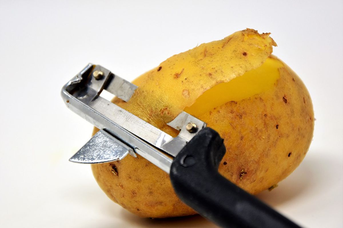 Картофельные очистки – секрет пышного цветения ваших комнатных растений: простое удобрение своими руками