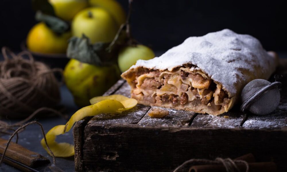 Яблочный штрудель: простой рецепт домашней выпечки с ароматом корицы