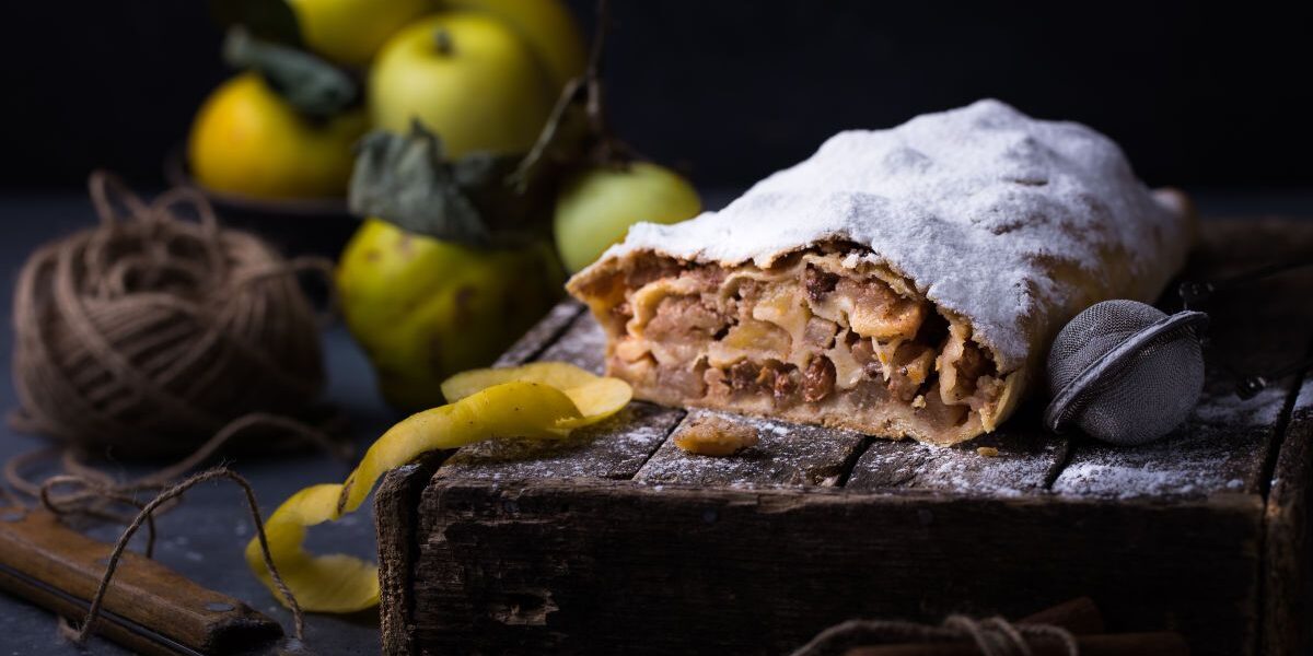 Яблочный штрудель: простой рецепт домашней выпечки с ароматом корицы