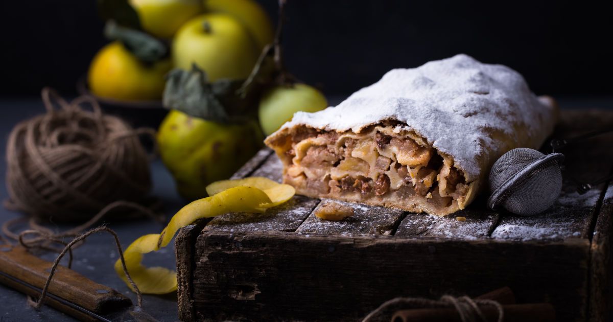 Яблочный штрудель: простой рецепт домашней выпечки с ароматом корицы