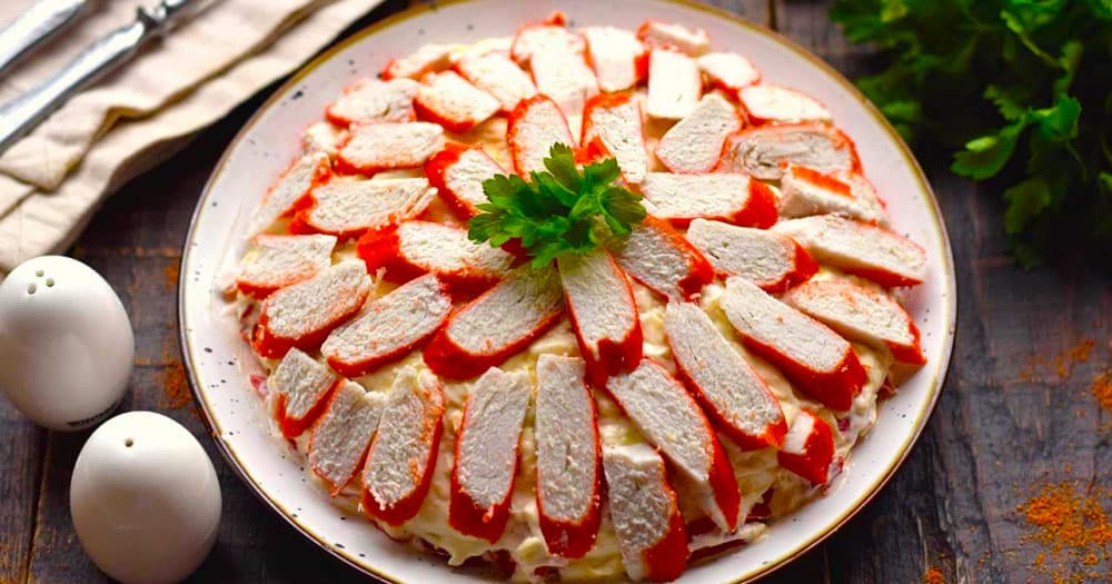 Бюджетный салат, который покорит ваши вкусовые рецепторы: простой рецепт для каждой хозяйки