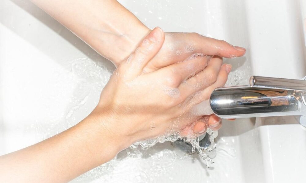 Чистые руки без микробов: как правильно сушить руки в общественных местах