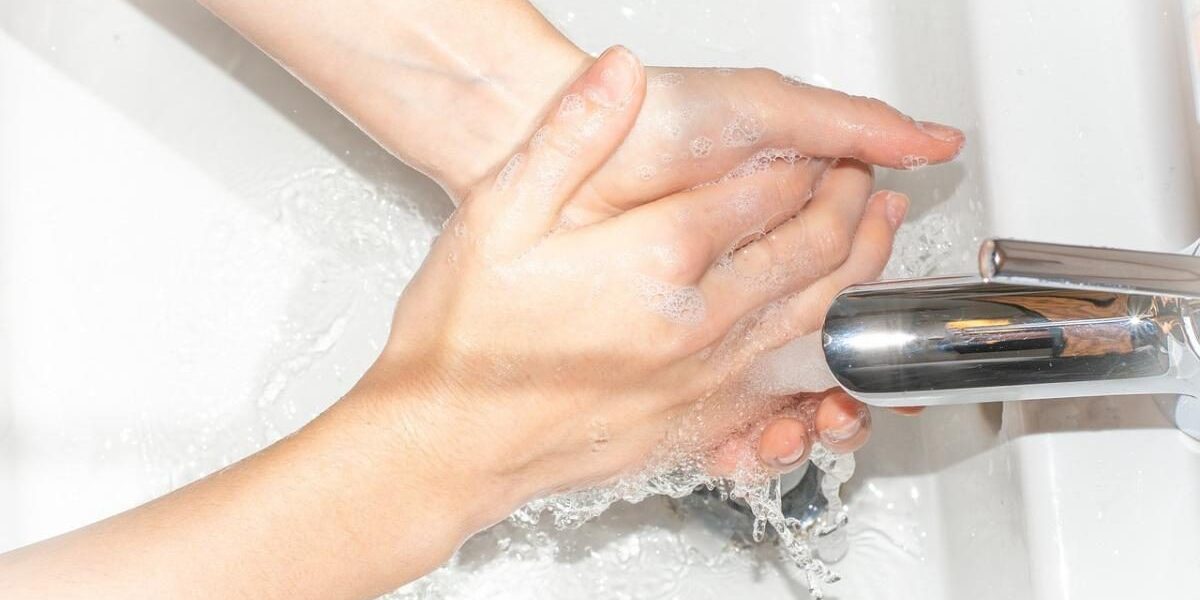 Чистые руки без микробов: как правильно сушить руки в общественных местах
