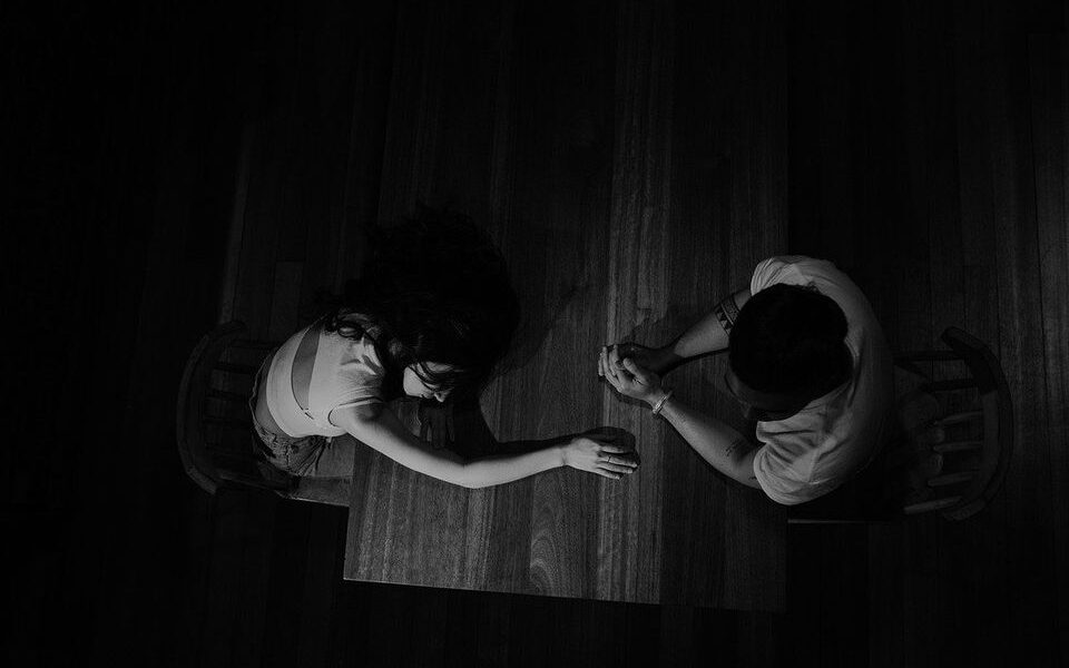 Почему люди отдаляются: психология отчуждения в отношениях