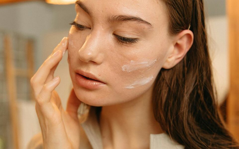 Ошибки в уходе за кожей: как правильно наносить сыворотку для лица