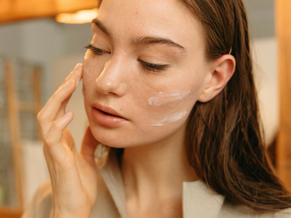 Ошибки в уходе за кожей: как правильно наносить сыворотку для лица