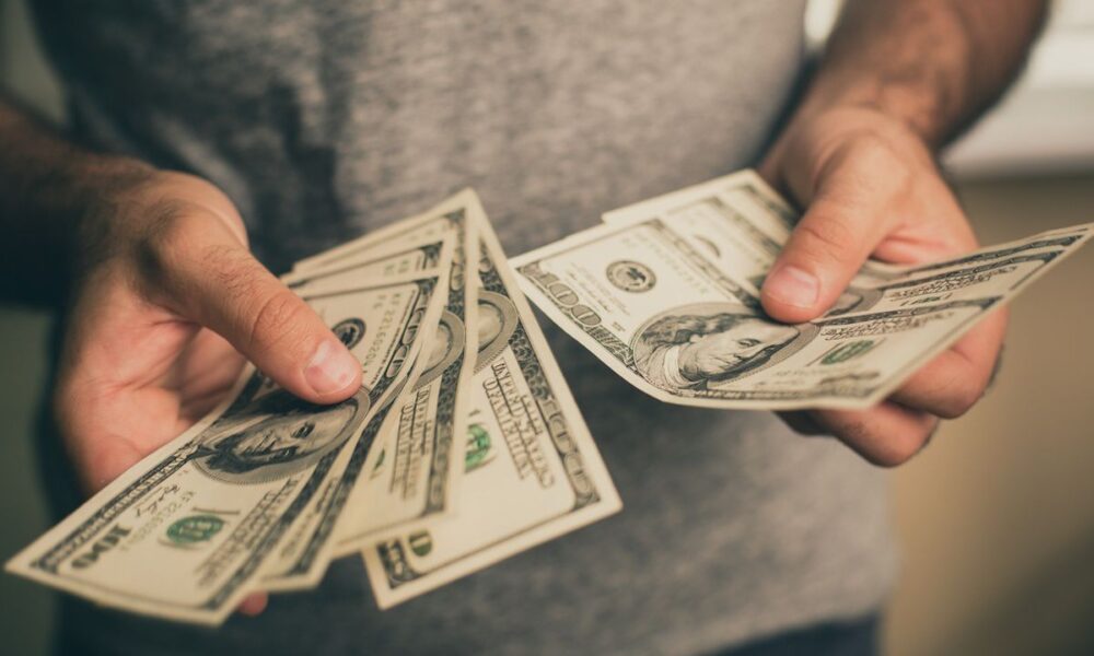 Как давать деньги в долг и не испортить отношения: советы психолога