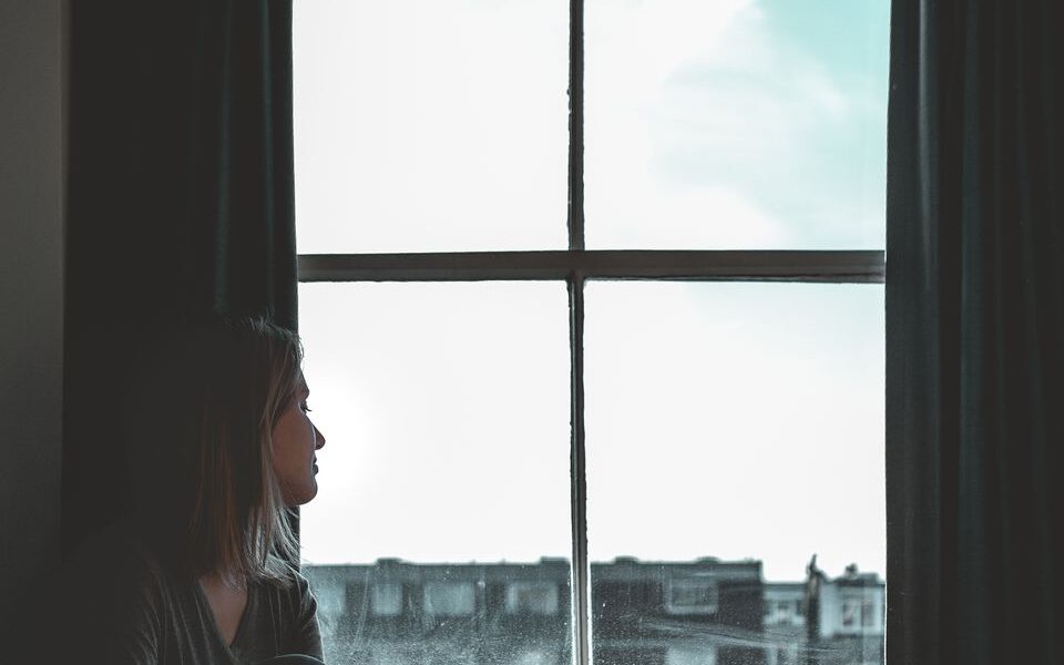 Как перестать жить прошлым: советы психологов для женщин