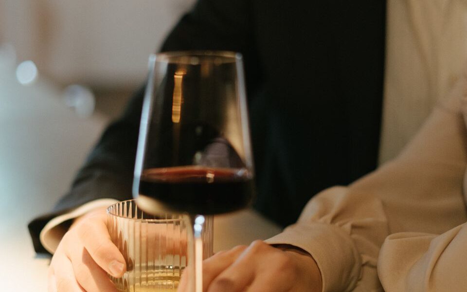 Тревожные звоночки: как распознать признаки алкогольной зависимости у партнера на ранних этапах отношений