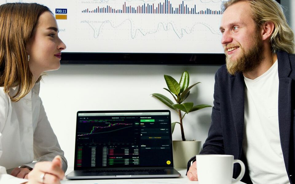 Как вести себя в отношениях, если он тебе безразличен: психология равнодушия