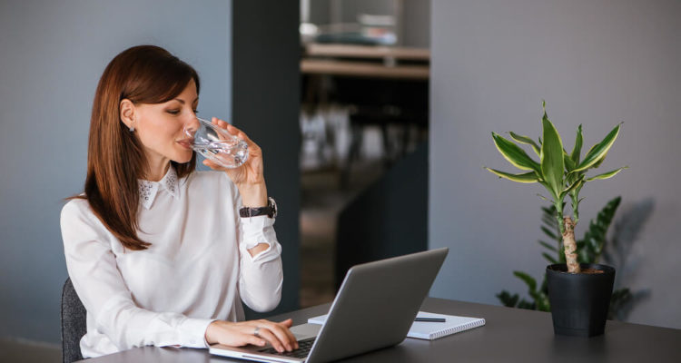Когда женщине обязательно нужно пить воду: важные моменты для здоровья