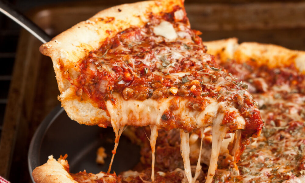 Много начинки и тонкое тесто: рецепт идеальной домашней пиццы