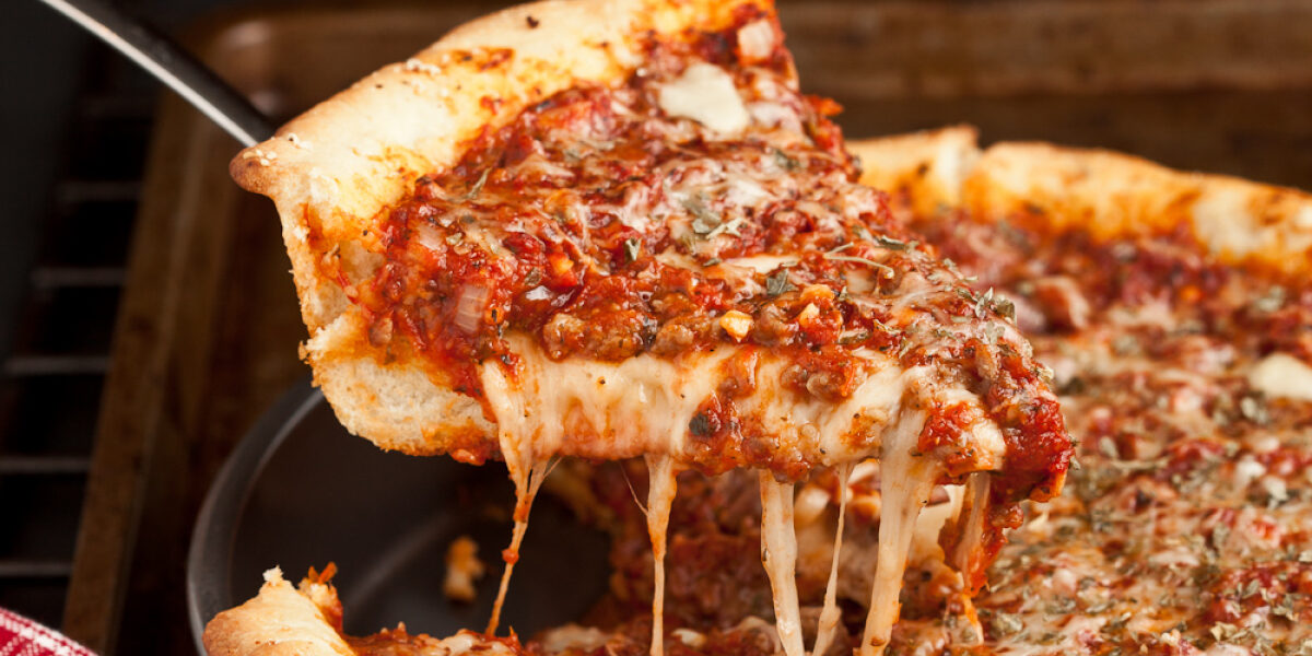 Много начинки и тонкое тесто: рецепт идеальной домашней пиццы