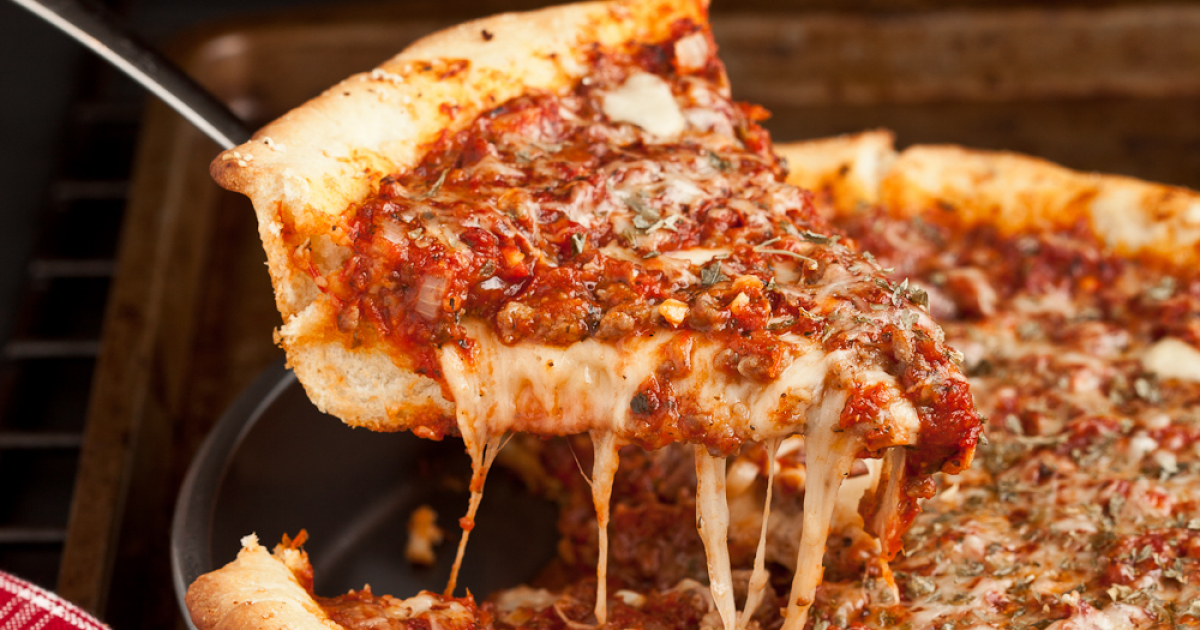 Много начинки и тонкое тесто: рецепт идеальной домашней пиццы