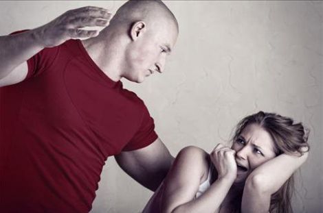 10 признаков эмоционального насилия в отношениях: как распознать и защитить себя