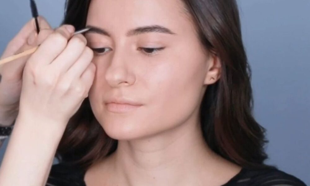 Идеальные брови: натуральный макияж с помощью помады