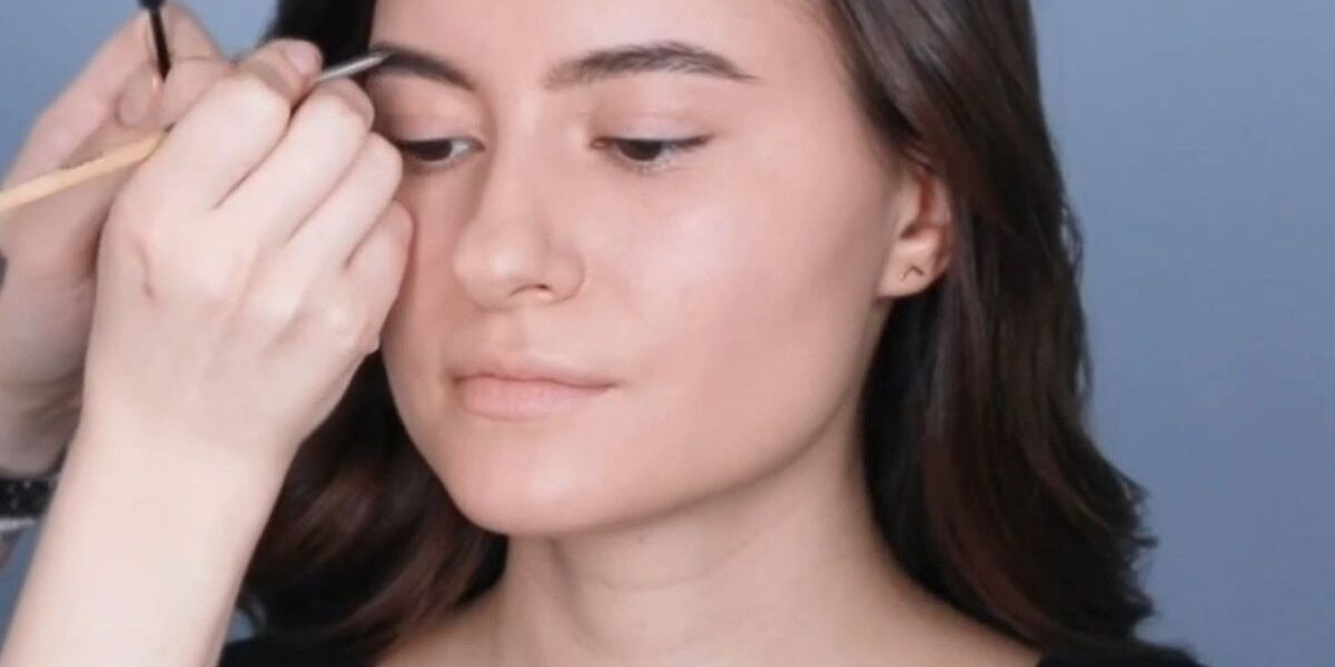 Идеальные брови: натуральный макияж с помощью помады