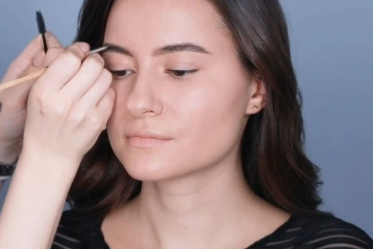 Идеальные брови: натуральный макияж с помощью помады