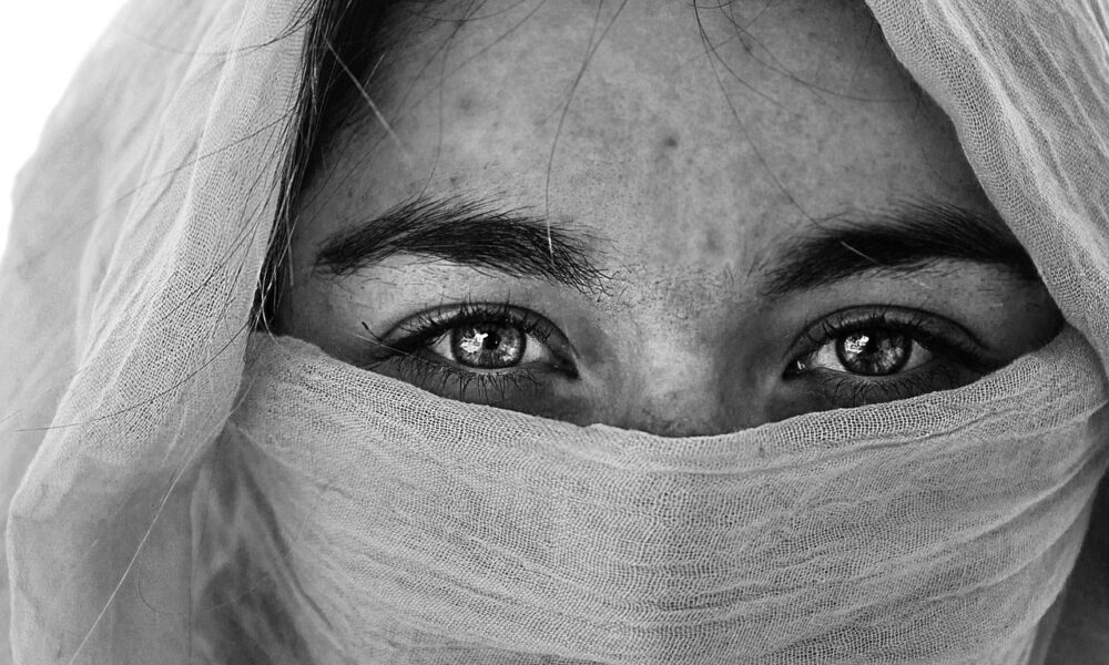 Image for: Идеальные брови: как избежать ошибок при коррекции и окрашивании. Tags: женщина, головной платок, арабский, з...